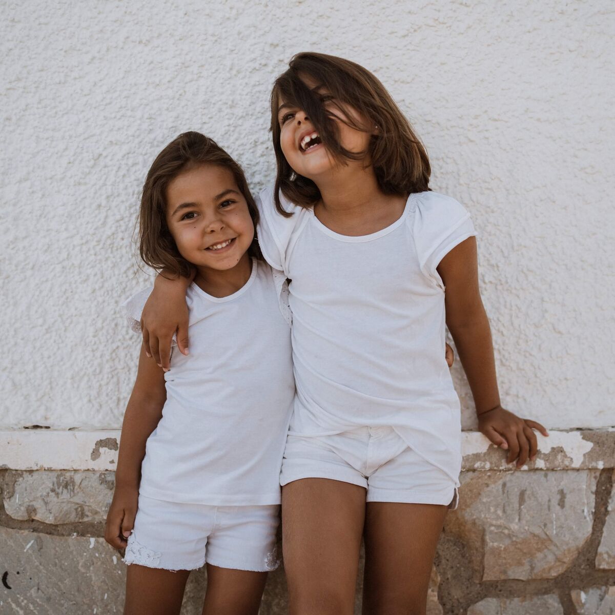 Hermanas sonriendo, ejemplo de relaciones familiares sanas